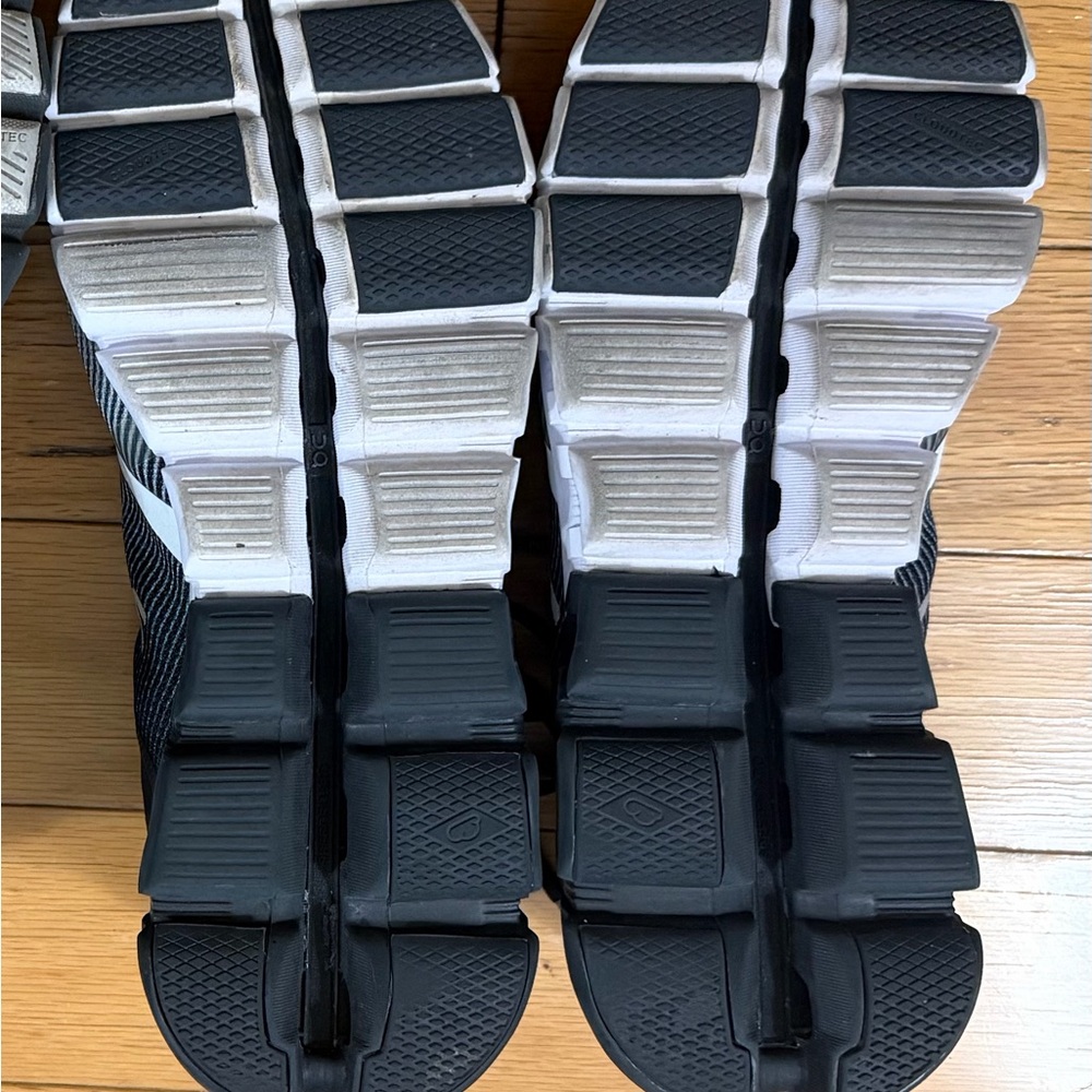 On Running Men's Black/White Shoes 9 Men GUC - Picture 4 of 6
